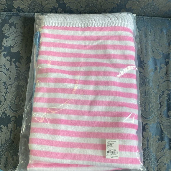 Lilly Pulitzer towel still in bag. - Picture 2 of 2